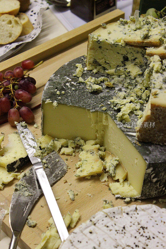 奶酪/斯蒂尔顿奶酪，康沃尔-雅尔格奶酪蛋糕放在木板上